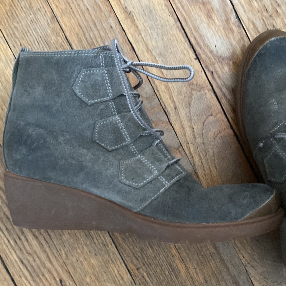 Sorel wedge lace up boots, olive 8.5